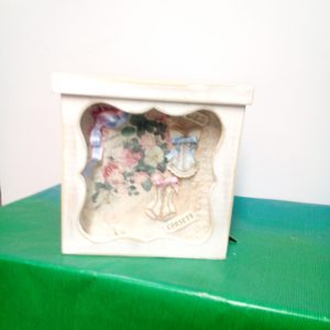 Caja blanca con decoracion femenina